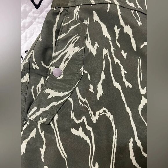 ATHLETA Vienna Cargo Skort in Olive
and Eucalyptus Green 4 Skirt shorts - Picture 10 of 11